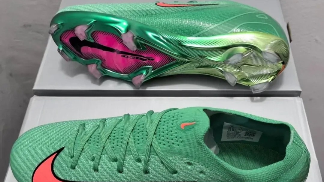 Soccer shoes