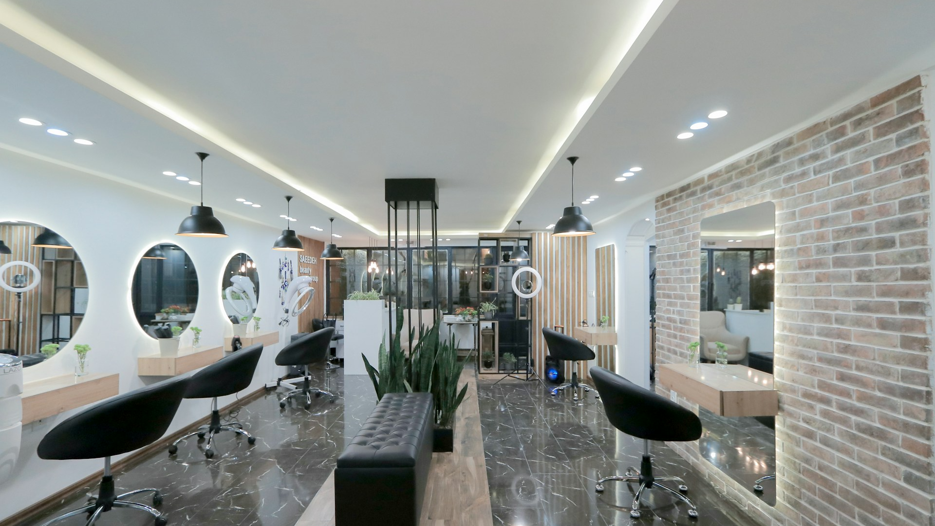 Hybrid-Receptionist for Chocolate Hair & Beauty