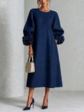 Robe midi bleu marine à boutons fleuris et poignets floraux