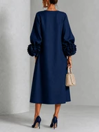 Robe midi bleu marine à boutons fleuris et poignets floraux