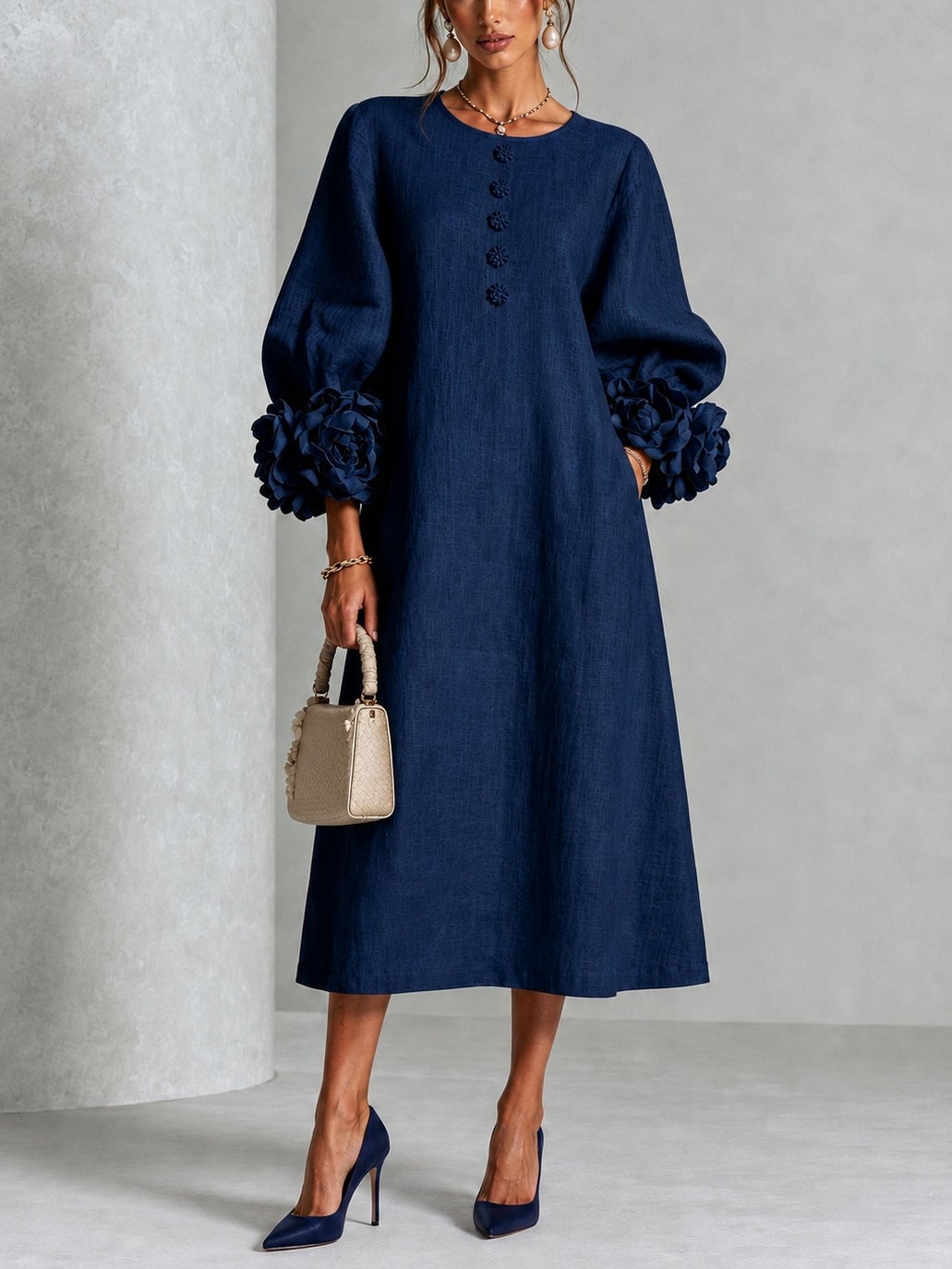 Robe midi bleu marine à boutons fleuris et poignets floraux