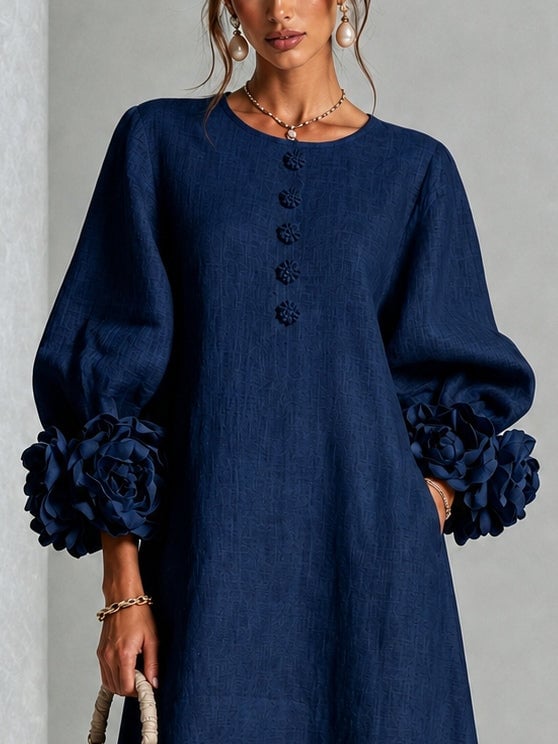 Robe midi bleu marine à boutons fleuris et poignets floraux