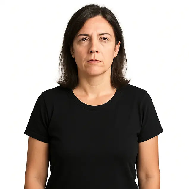 A womwen in black shirt