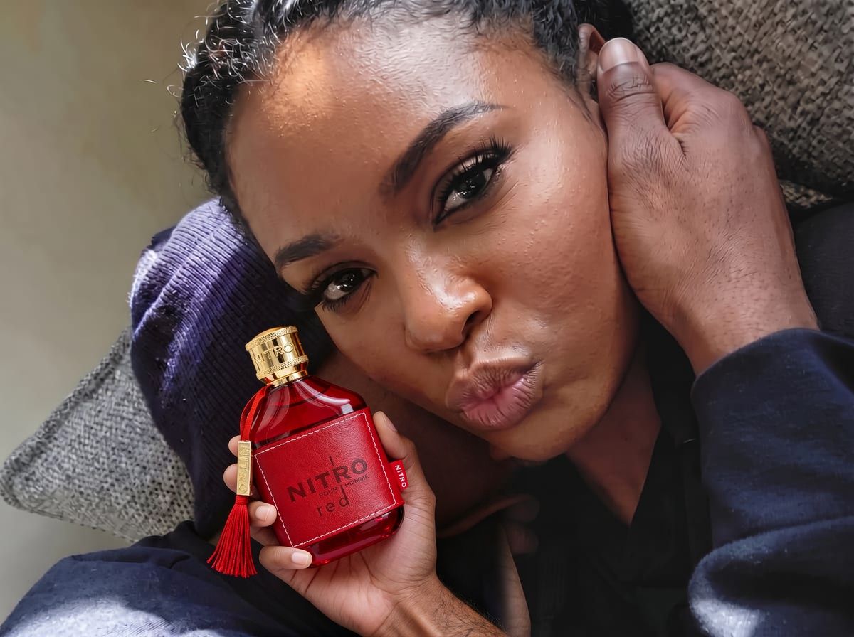Couple cuddling, she holds Dumont Paris Nitro Red