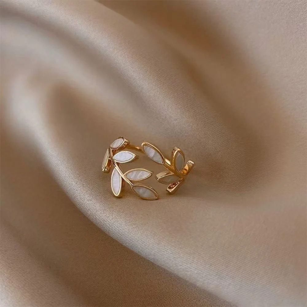 Neraya Delicate Leaf Open Ring | Gold