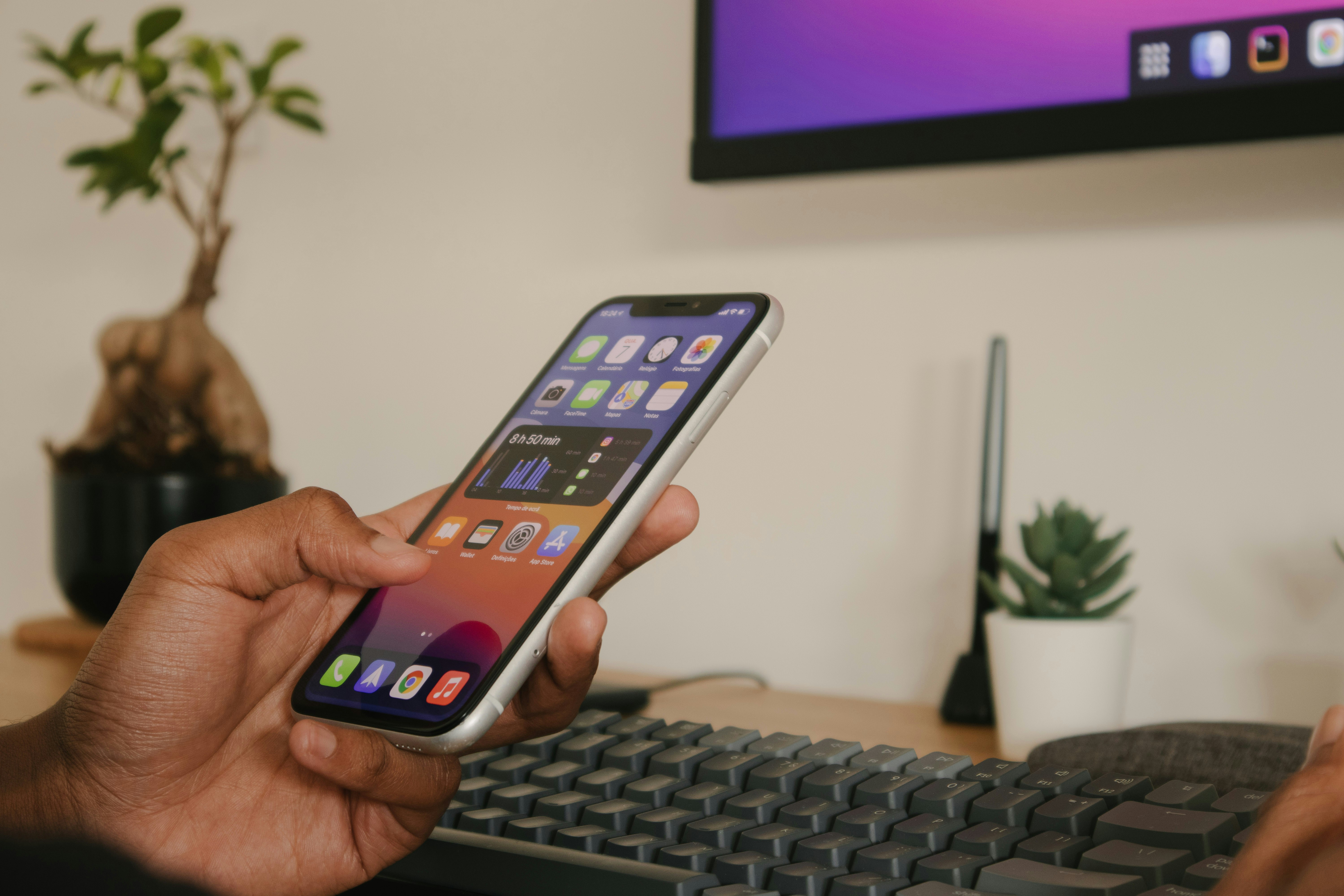 Distractions: AI News Niche